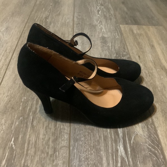 Black suede heels size 8 EUC - Picture 2 of 4